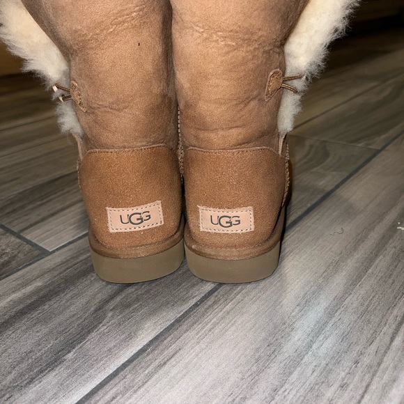 UGG Bailey Button - Picture 3 of 4